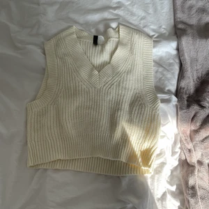 Stickad väst  - Stickad vit väst från hm. Använd en till två gånger.  Köparen står för frakt 