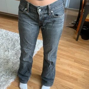 lågmidjade bootcut jeans - jätte fina levis jeans i bra skick, hör av er om ni har frågor!!