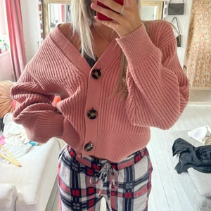 Stickad kofta  - En stickad kofta från zara den sticks EJ!! Vilket jag har tyckt om super mycket. super fin nu till höst!! Använd ca 4-5 ggr💖☺️ 