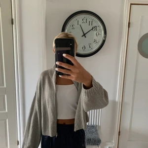 Grå stickad kofta  - Grå mysig kofta. Helt ny, aldrig använd. Kan mötas upp i Växjö. 