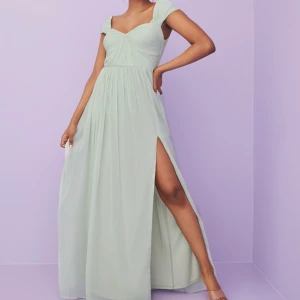 Klänning Nelly  - Säljer en ljus grön klänning från Nelly i storlek 36, köpt iår💕 Går att mötas upp eller fraktas💞