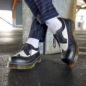 DR MARTENS 3989 BEX SMOOTH LEATHER BROGUE SHOES i storlek 39 - Säljer nu mina DR MARTENS 3989 BEX SMOOTH LEATHER BROGUE SHOES i storlek 39 i fint begagnat skick och som tyvärr inte längre går att få tag på. Nypris 2400kr