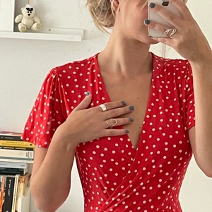 Blommig klänning  - Rödblommig klänning från next. Säljer eftersom den inte längre är min stil.