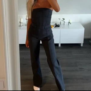 Zara jumpsuit  - Helt oanvänd jumpsuit med prislapp som är slutsåld. Sitter helt jäkla perfekt. Har 2 stycken därför jag säljer en av dem. Passar och är även för lång för mig som är 169. 