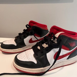 Jordan Mid 1 - Skon Jordan 1 Mid har inspirerats av den ursprungliga Air Jordan och ger barnen en bit av sneakerhistorien. Den har en passform och känsla som är dubbelt så bekväm och utformad för att hänga med i snabba lekar.  Nypris 950 kr Väldigt fint använda 