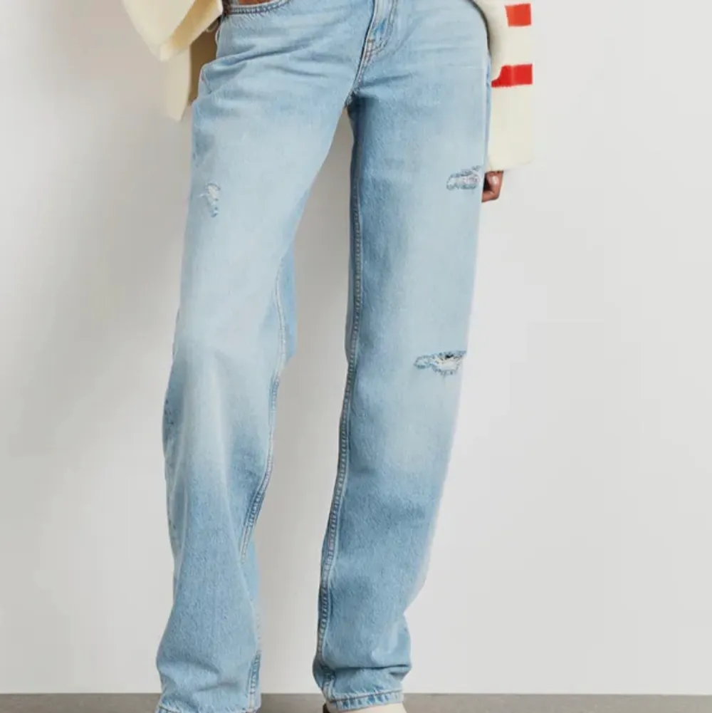 Väldigt fina low waist jeans som jag råkade beställa i fel storlek💗 nyskick, lapparna finns på. Jeans & Byxor.