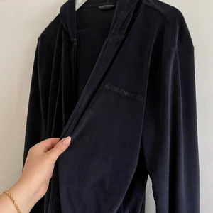Emporio Armani - Set i marinblå från Armani. Nyskick, velour. Komplettpris 500kr annars 300kr per del. 