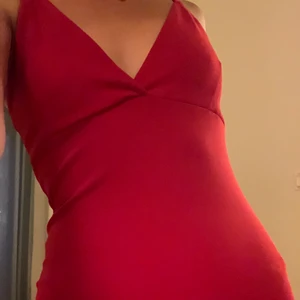 Klänning  - Röd klänning, använd 1 gång