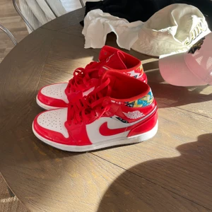 Nike air Jordan mid - Nike air Jordan mid som är helt nya använda ett fåtal gånger!