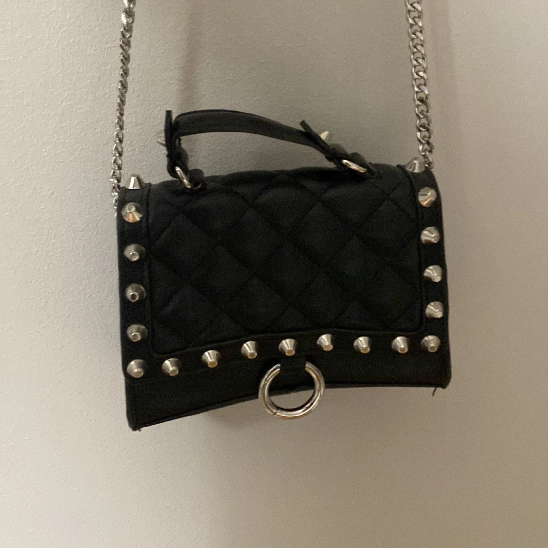 Väska med nitar 