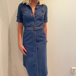 Jeansklänning - Supersöt jeansklänning köpt second hand. Liknar den populära byxdressen som Linn Ahlborg har.