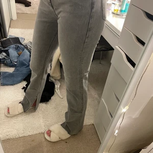 Gråa jeans med slits  - Gråa Jeans med slits från Ginatricot.  Nästan helt oanvända💗 Jag är 178cm 