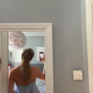 Linne - Supergulligt blått/vitt randigt linne med kors i ryggen, endast använt 1 gång.