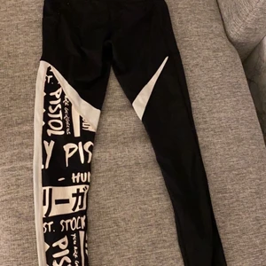 Tränings byxor  - Dom har en ficka på ena sidan 