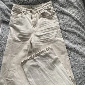 Jeans - Säljer ett par ljusbeiga jeans i modellen idun wide från ginatricot. Sitter ungefär som bilden från hemsidan. Köparen står för frakt.