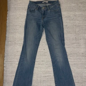 Levis 715 bootcut lågmidjade - TRYCK INTE PÅ KÖP DIREKT🙏🏽 skriv till mig vid intresse!  Low rise Levis 715 bootcut i storlek 26, sparsamt använda  Midjemått: 77 cm Innerbensmått: 82 cm