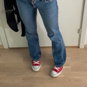 Röda converse - Säljer dessa röda converse i storlek 38, väldigt fint skick!❤️