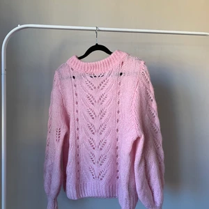 Stickad tröja i mohair & ull - Supersnygg stickad rosa tröja av bland annat mohair och ull. Perfekt till höst/sensommar! Något missfärgad kring armsluten, bara att be om bilder- annars gott skick! Storlekslappen är tyvärr bortklippt men snyggt oversize på mig som är S! 💕