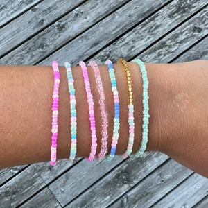 Pärlarmband - Pärlarmband med valfri storlek, färg & mönster 💐 2 armband för 32kr, 3 armband för 42kr, 4 armband för 52kr, 5 armband för 62kr. Blomarmband kostar 40kr Frakten kostar 13kr 🌸