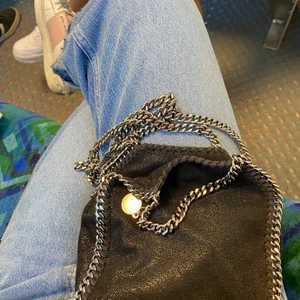 Stella väska - Säljer min älskade Stella mccartney mini Falabella i svart, toppen skick och sparsamt andvänd. Köp för ett år sen för 7000kr på Stellas egna hemsida, Skriv för fler bilder eller frågor:) 