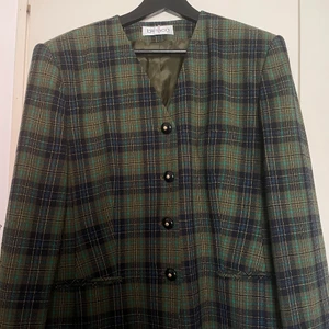 Grön vintage blazer - Bra skick. Med axelvaddar. DMa för fler bilder eller mått. Köpare står för frakten.