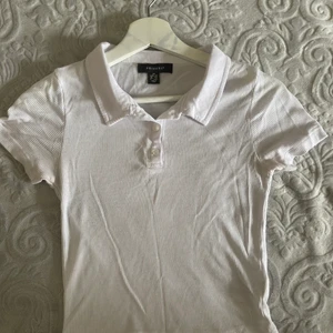 Primark, kortärmad topp, strl XS - Oanvänd vit topp säljes. Priset kan diskuteras! :) 