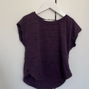 Lilla Tränings t-shirt - Lilla tränings tröja från stadium