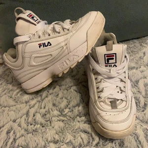 FILA - VITA FILA Använda men med nya snören och hela så har dom tid för fler fötter😀. 