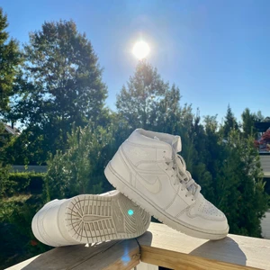 Jordan 1 Mid Triple White  - Hej, säljer nu mina Jordans. Dom är i väldigt bra skick utan tydliga tecken på användning. Storlek 43 och True To Size. 2 par skosnören ingår. Hör av er vid frågor och funderingar.