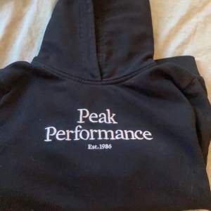 säljer min peak performance hoodie i strl 160 har passar mig som har strl S men den kommer  ej till användning längre så därför säljs den liten fläck på fick kan gå bort
