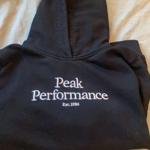 peak performance  - säljer min peak performance hoodie i strl 160 har passar mig som har strl S men den kommer  ej till användning längre så därför säljs den liten fläck på fick kan gå bort