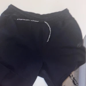 Nike tech mjukis byxor - Jag säljer mina Nike tech byxor. Jag har använt dem 4 ggr. Köpte dem för 1300. dma mig ifall ni är intresserade 