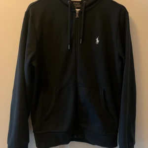 Ralp Lauren Zip - Heej! Säljer min Ralp Lauren zip hopdie då den inte kommer till så mycket användning. Jag köpte den för ungefär ett halvår sen på asos för 2100kr. Den är strl S och passar 170-178 Kan mötas upp men även frakta:)