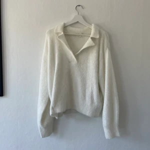 Mysig stickad tröja - Världens skönaste och snyggaste stickade tröja från hm ❤️ väldigt härlig och passar att styla med allt möjligt ❤️ storlek s/m 