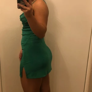 Grön klänning - Grön kortklänning med slits, snygg och stretchig