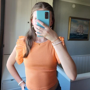 Populär volangtopp från Zara🧡 - Sötaste toppen från Zara😇 Nyskick, bara använd 2 ggr!  Tryck inte på köp direkt❗️köparen står för frakt