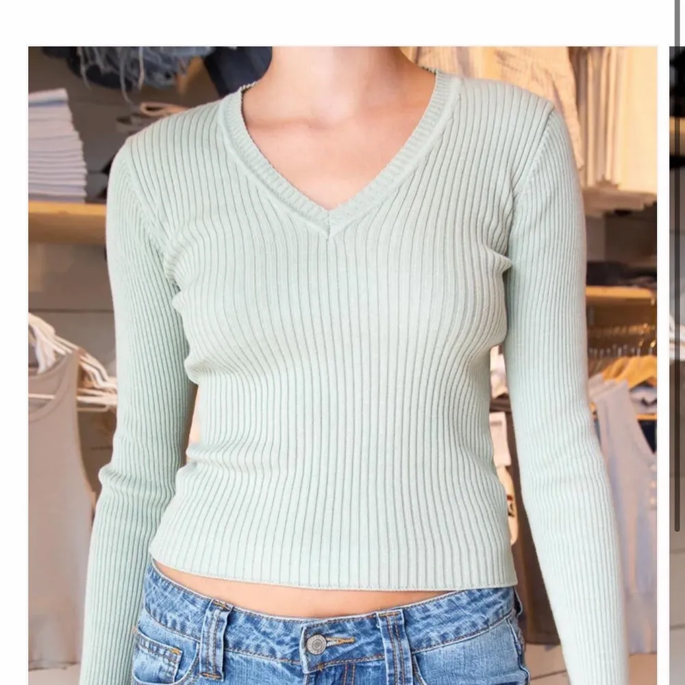 Jättefin tröja som är ljusgrön!💚(Färgen på tröjan är mer som första bilden)🥰Kan tänka mig gå ner i pris vid snabb affär!. Stickat.