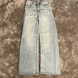 Jeans - Säljer dessa mom jeans! Har används många gånger! Jeansen har ett hål vid föterne men kan fixas.