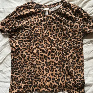 Leopardmönstrad T-Shirt från H&M. Om du har några frågor så är det bara att kontakta! :)