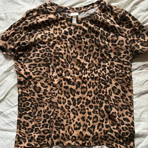 Mönstrad T-Shirt  - Leopardmönstrad T-Shirt från H&M. Om du har några frågor så är det bara att kontakta! :)