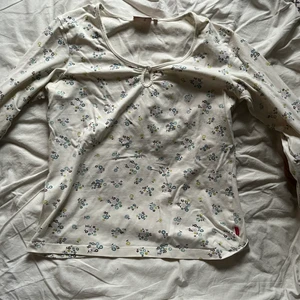 Blommig topp - Blommig långärmad topp från secondhand som inte kommer till användning. Vet ej storlek men skulle gissa på S ungefär.