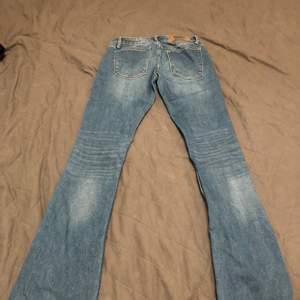 Fina lågmidgad jeans som tyvärr är för små midja 26 längd 31 köpt för 800
