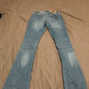 Fina lågmidgad jeans som tyvärr är för små midja 26 längd 31 köpt för 800