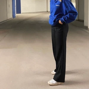 Kostymbyxor  - Fint skick, lite noppror men inte synliga. Frakt tillkommer🥰 Kan gå ner i pris vid snabb affär