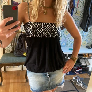 Party linne  - Super coolt of shoulder linne i fint skick, köparen står för frakten