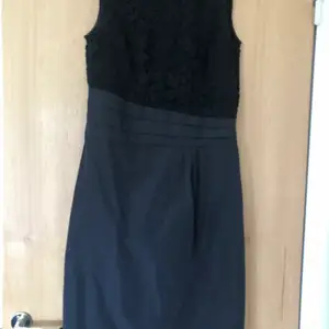 Mörkblå festligare klänning ifrån Esprit 