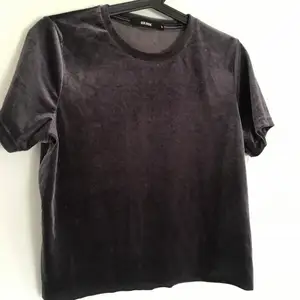 Superfin mörkgrå, plyschig T-shirt från BikBok  Aldrig använd!  Stl S 