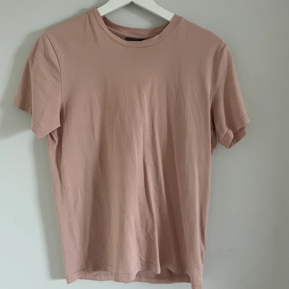 Fin basic t-shirt som tyvärr inte kommer till användning längre. Perfekt nu till höstterminen 🍁 Lite gammalrosa i färgen och lite ljusare i verkligheten.  Kan frakta (köparen står för fraktkostnaden) 📦 eller mötas upp i Örebro. . T-shirts.