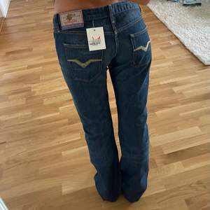 Jeans köpta från Sellpy, kommer ej till användning prislapp är kvar. Midjemåttet 84, innerbenslängd 87, storlek 29.