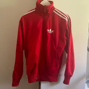 Jättefin röd Adidas-jacka i nyskick